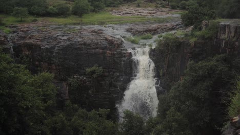 cascada que fluye en un bosque de madhya pradesh, india