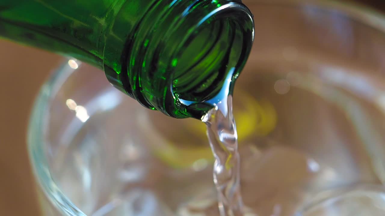 verter agua de la botella en el vaso