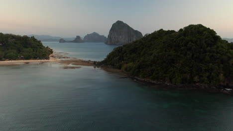 Antena-Que-Muestra-La-Isla-Depeldet-Y-La-Isla-Pinagbuyutan-Cerca-De-El-Nido,-Palawan,-Filipinas