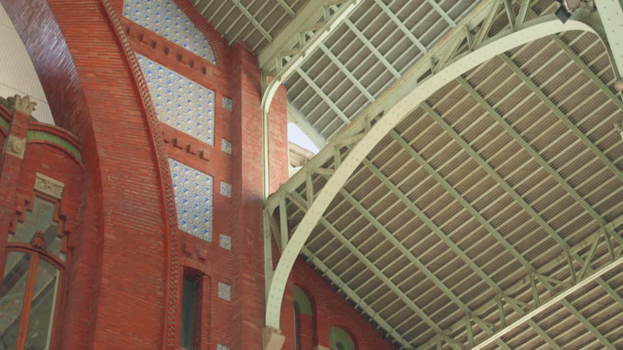 detalle de la arquitectura interior del mercado de colón en valencia, españa