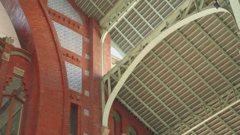 Interior-Del-Detalle-De-La-Arquitectura-Del-Mercado-De-Colón-En-Valencia,-España.