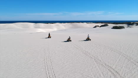 en el desierto de arena quad lancelin dune horizonte 4k drone