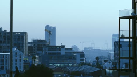 Gesamtansicht-Des-Stadtbildes-Mit-Mehreren-Modernen-Gebäuden-Und-Wolkenlosem-Himmel