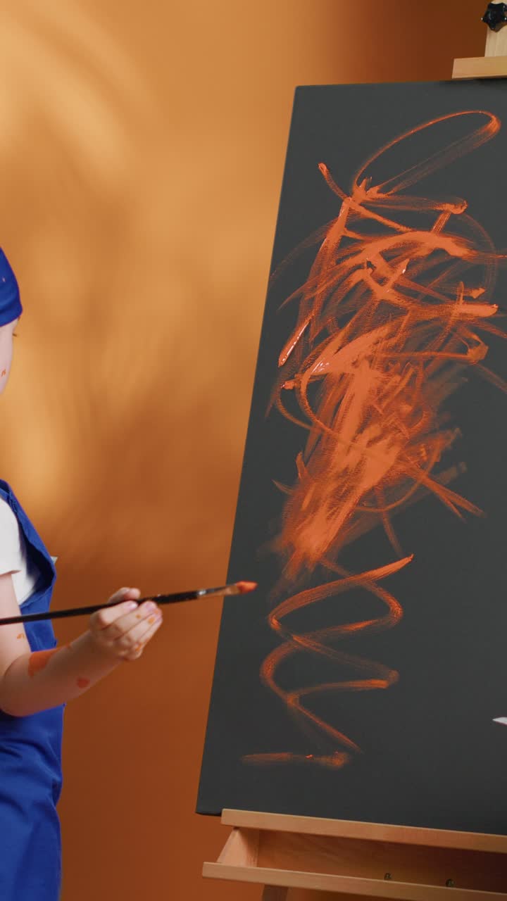 Bambino che dipinge su aree di lavoro