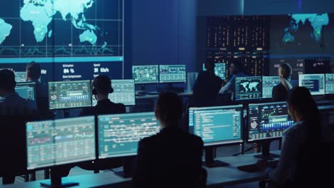 un equipo de ingenieros profesionales de ciencias de datos informáticos trabaja en escritorios con pantallas que muestran gráficos, gráficos, infografías, datos técnicos de redes neuronales y estadísticas.
