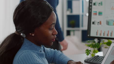 African-invalid-manager-woman-using-pc-and-tablet-in-same-time