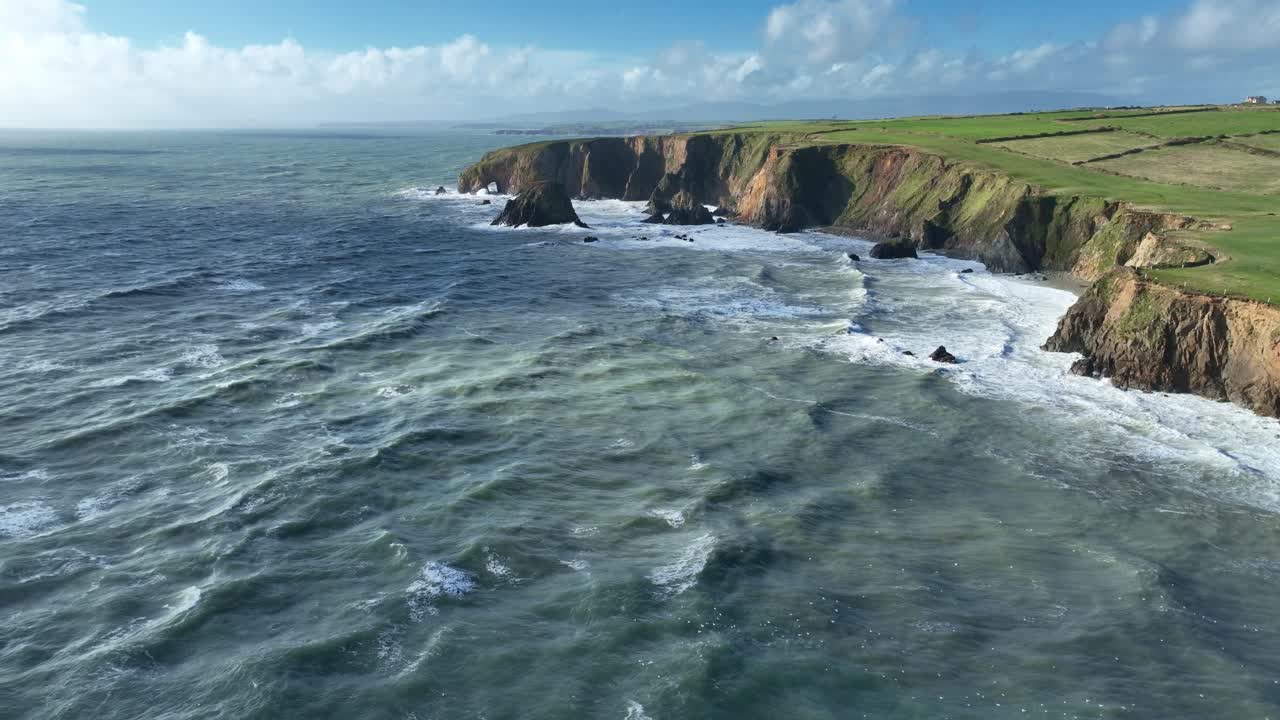Droneflyvning over oprørt hav, vinterstorm, Copper Coast, Waterford, Irland