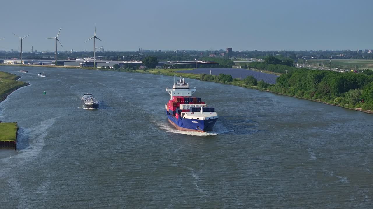On the river with 's-Gravendeel: Filming a Container Vessel