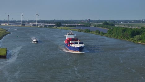 Auf-Dem-Fluss-Mit-&#39;s-gravendeel:-Filmen-Eines-Containerschiffs