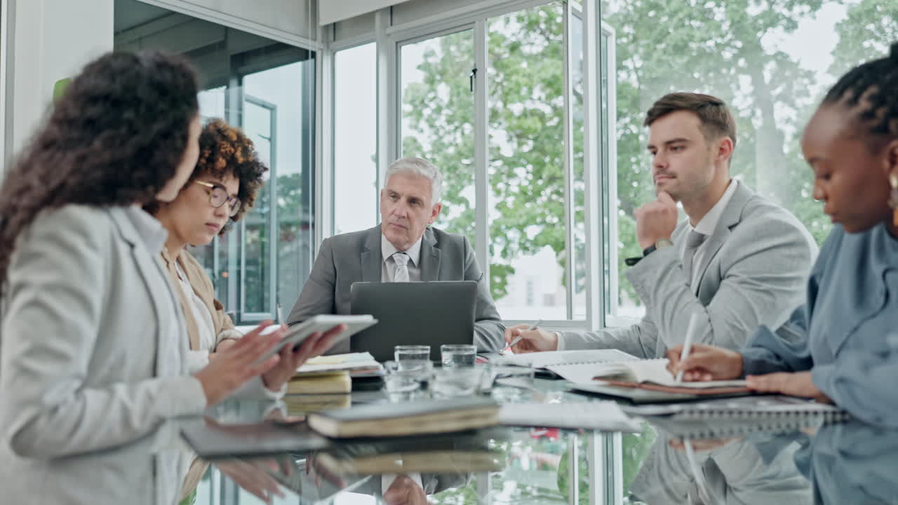 사업가, 관리자 및 태블릿에서 회의