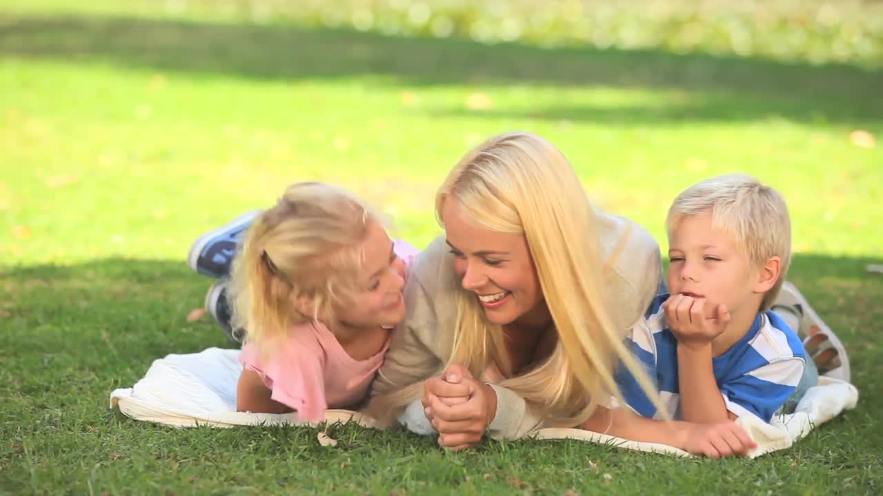 젊은 여성이 두 자녀와 함께 재미를 느끼고 있습니다.