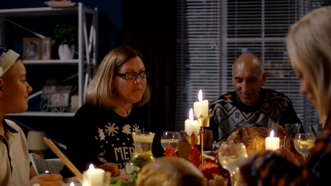 familia reunida celebrando las fiestas de navidad