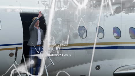 animación del procesamiento de datos sobre el hombre de negocios caucásico en el avión.