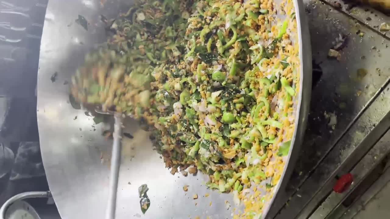 bhurji de huevo, una preparación de huevos revueltos con tomates cebollas jengibre y chiles verdes