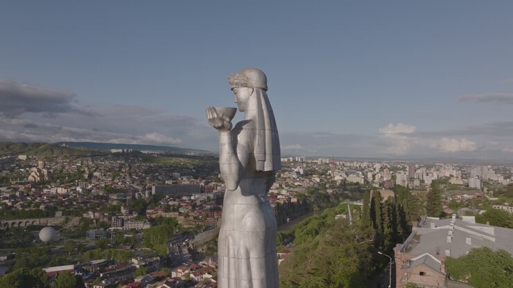 Ripresa con drone della statua della Madre della Georgia nell'attrazione turistica di Tbilisi