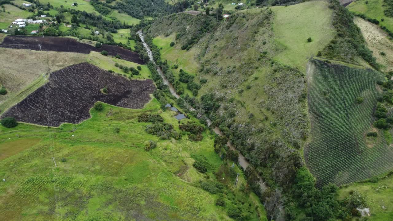 topview de parches de tierras rurales agrícolas en bogotá, colombia