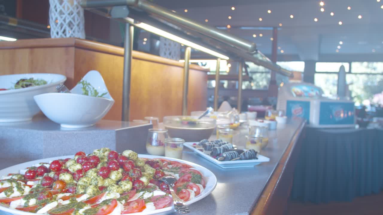 맛있는 뷔페 위의 느리고 조용한 카메라 움직임