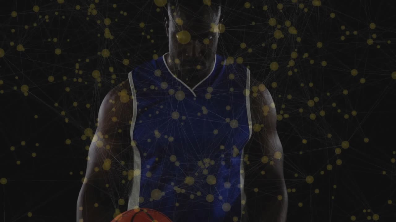 Jugador de baloncesto levantando el balón, activando una superposición de partículas que muestra tecnología deportiva en un estudio.