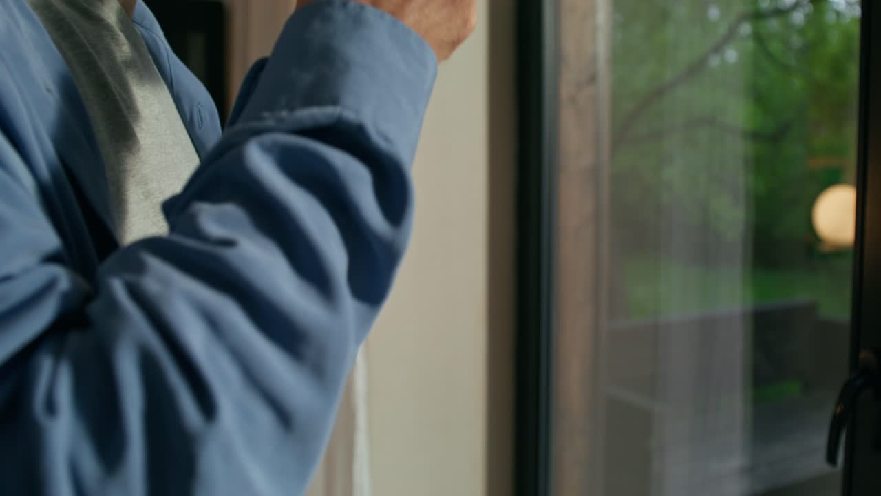 창문 에서 커피를 마시는 남자