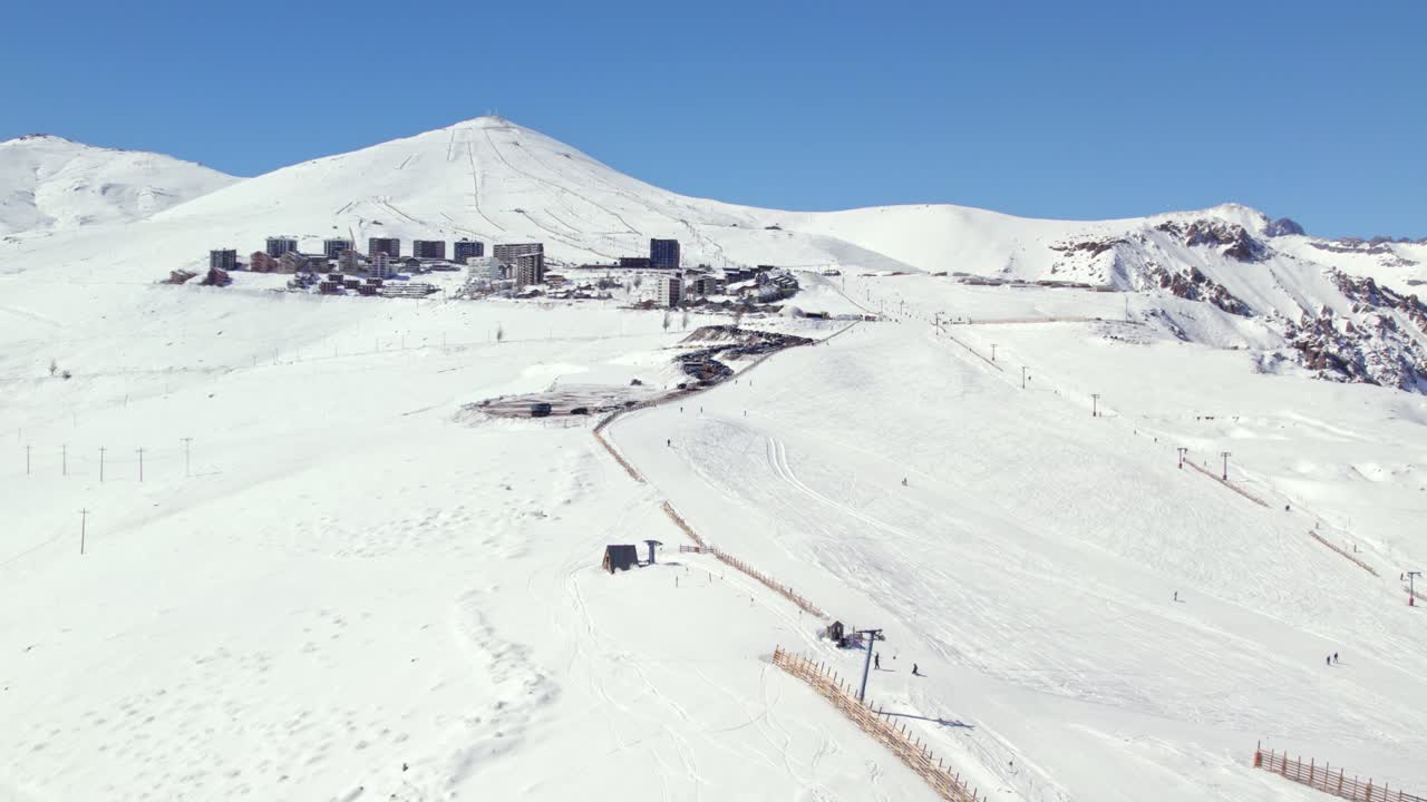 vista aérea panorámica de la exclusiva estación de esquí de el colorado con pistas llenas de nieve en la cordillera de los andes de chile.