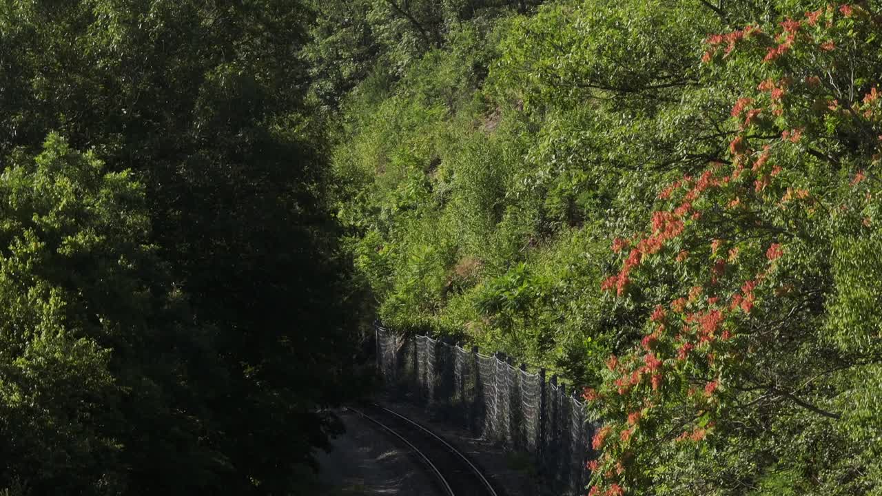 una vista aérea del viaducto moodna, un puente ferroviario de acero elevado en cornwall, nueva york