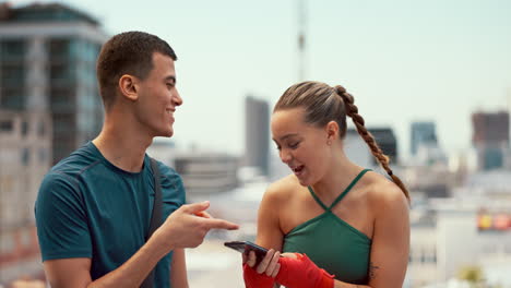 teléfono, amigos de fitness y selfie en la ciudad