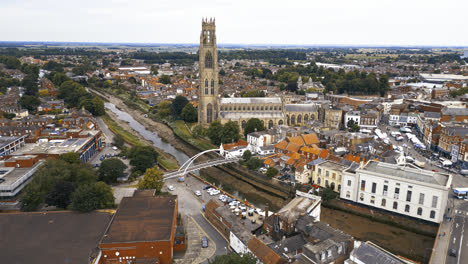 Belleza-Escénica-De-Boston,-Lincolnshire,-En-Fascinantes-Imágenes-Aéreas-De-Drones:-Puerto,-Barcos,-Iglesia-De-Saint-Botolph,-Puente-De-Saint-Botolph