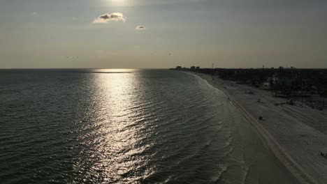 vista aérea de un paracaídas sobre la playa de myers, florida.
