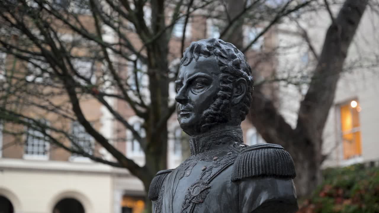 Statua in bronzo di Bernardo O’Higgins Riquelme in piedi accanto al sentiero lungo il fiume a Richmond, che collega la storia cilena a Londra
