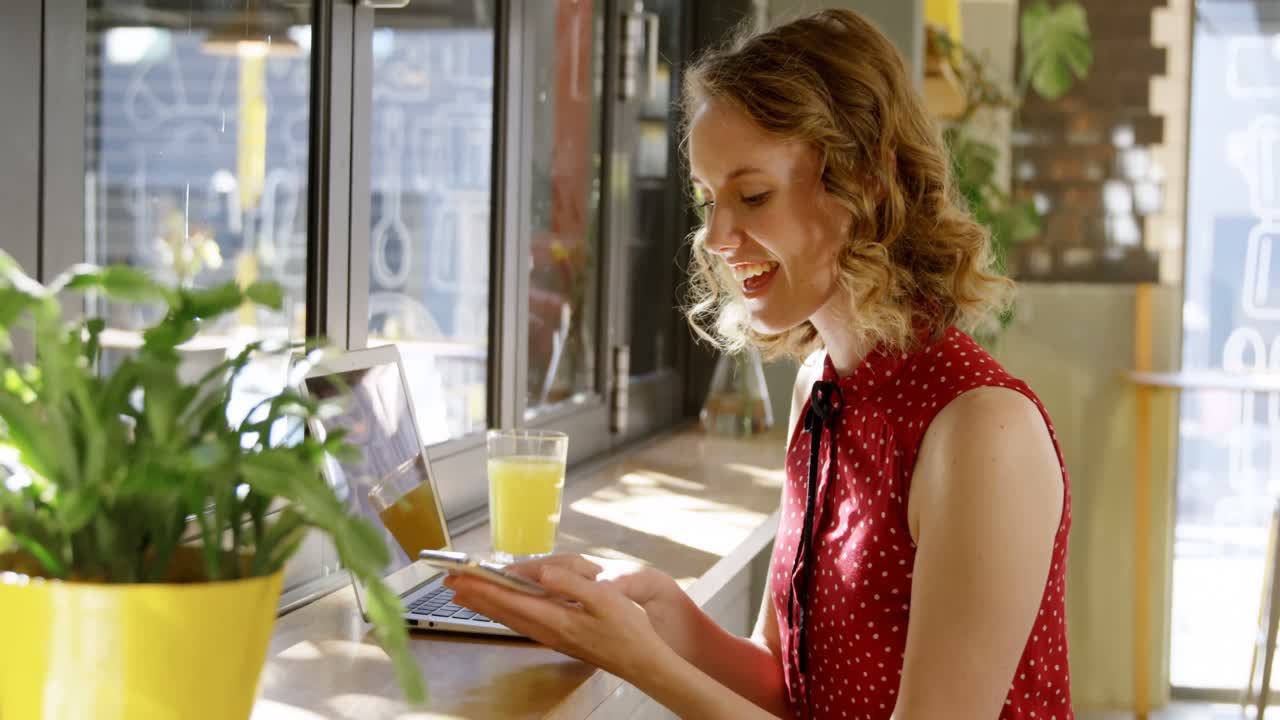 красивая женщина разговаривает по мобильному телефону 4k