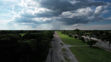 Drohnenaufnahme-Eines-Verlassenen-Flughafens-In-Yucatan,-Mexiko,-An-Einem-Sehr-Bewölkten-Tag