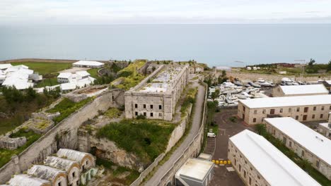 vista aérea de la prisión que parece un fuerte de piedra en una isla tropical