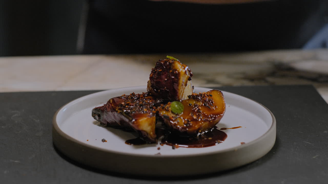 disparo en cámara lenta de un chef colocando un plato de patata dulce gourmet en un restaurante