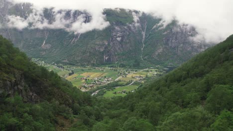 Vuelo-Aéreo-A-Través-Del-Valle-Con-Ovre-Eidfjord-Visto-En-El-Suelo-Del-Valle