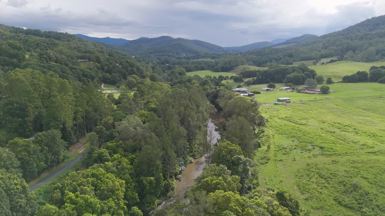 el avión no tripulado captura el paisaje exuberante y el río que fluye