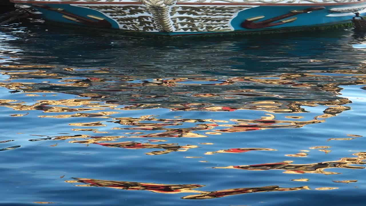 물 속 에 있는 장식적 인 선박 의 뒷부분 의 반사