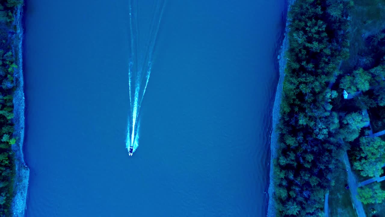 에드먼턴 2-2의 황혼에 친족 공원과 빅토리아 공원 사이에서 동쪽에서 서쪽으로 강을 따라 흰색 모자를 만들어 스피드 보트 패스의 여름 공중 조감도 비행 축소