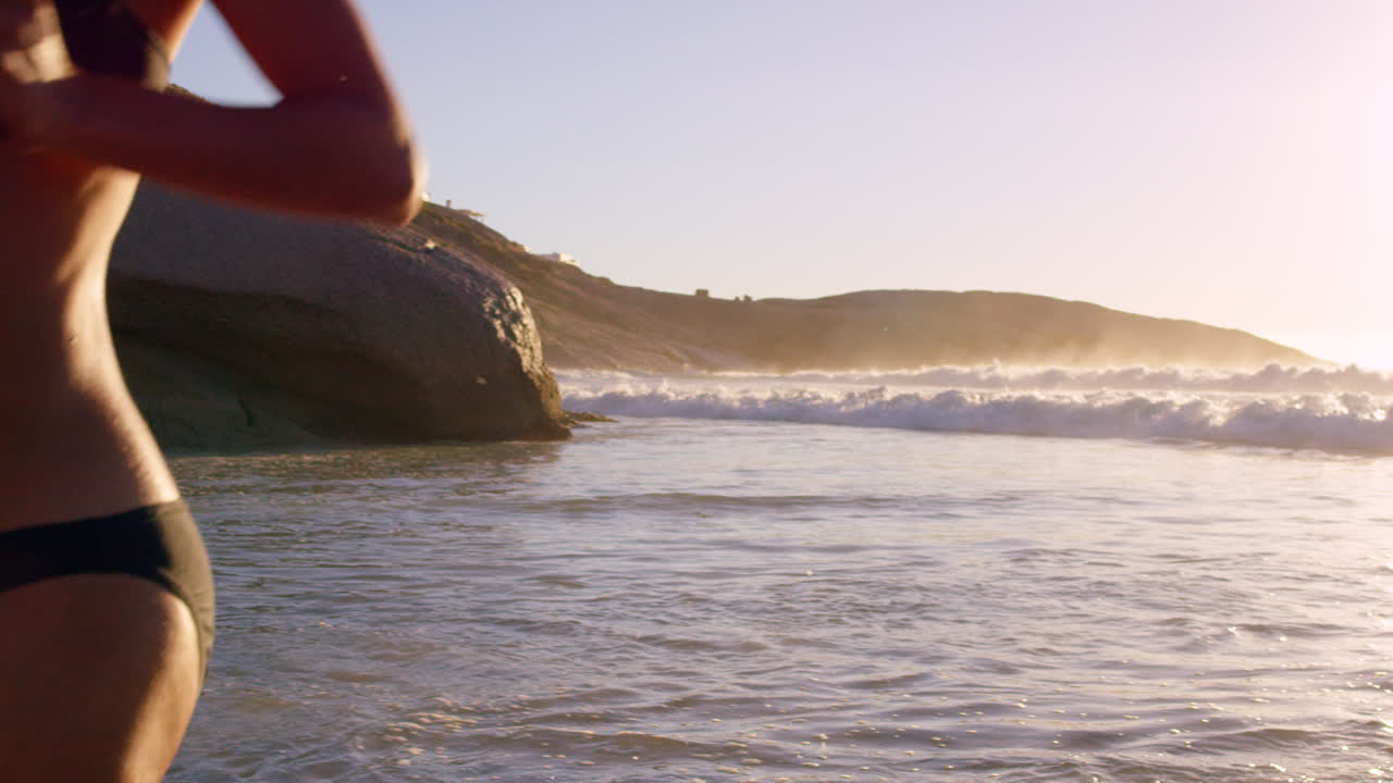 해가 뜨면 바다에서 수영하는 친구 들 의 그룹