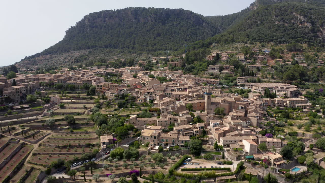 Storico villaggio di Valldemossa nella campagna di Maiorca in Spagna