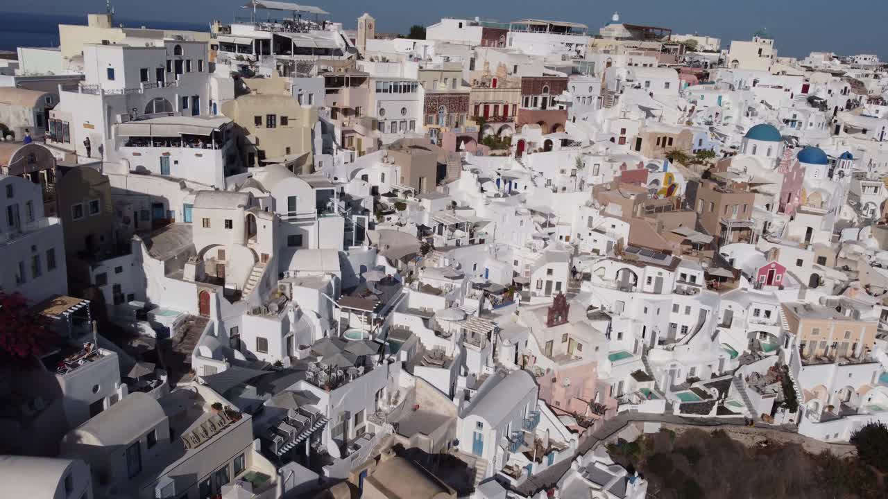 vista panorámica aérea del pueblo de oia en la cima de un acantilado en santorini grecia