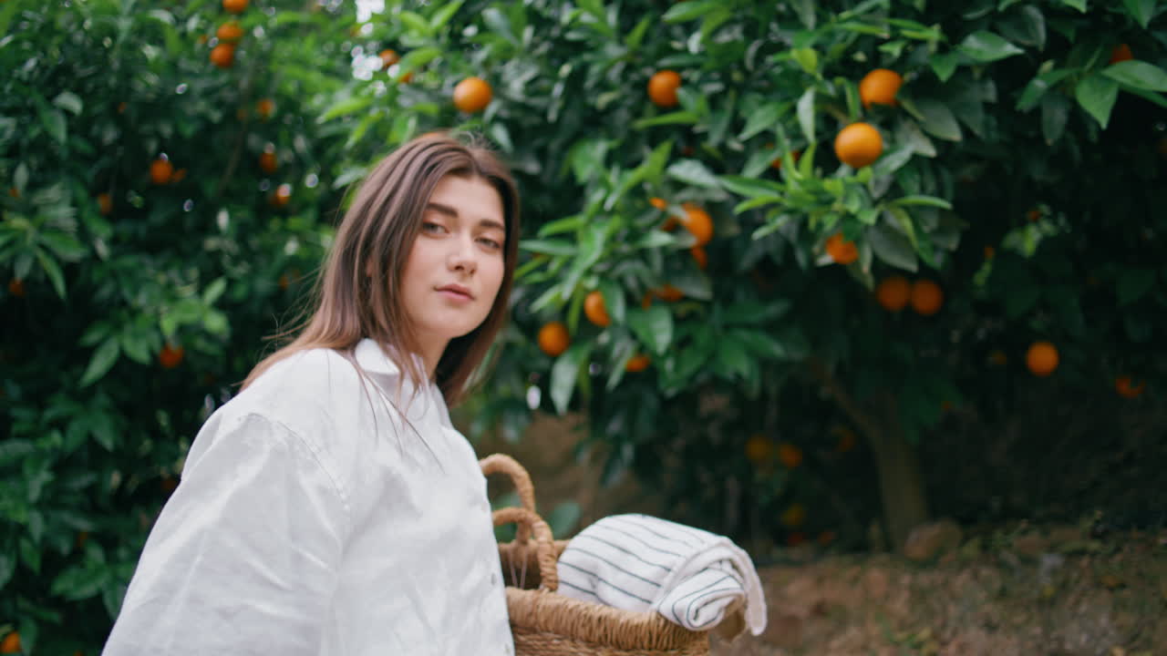 감탄하는 여인 는 호두나무 정원 클로즈업. 여성 농부 산책 자연