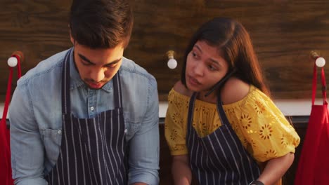 Pareja-Joven,-Cocinar-Juntos,-En,-Camión-De-Comida