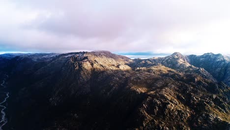 Vista-Aérea-De-Grandes-Montañas