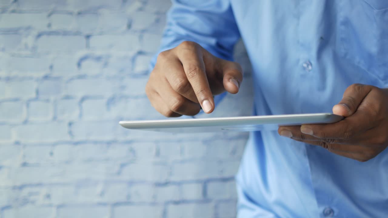 persona que utiliza una tableta