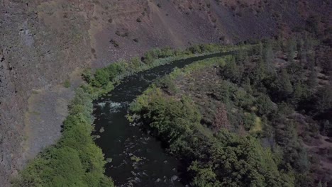 Drohne-Fliegt-In-Einer-Schlucht-Und-Folgt-Einem-Fluss-Flussaufwärts,-Um-Im-Herbst-Einen-Wasserfall-Im-Lassen-County-In-Nordkalifornien-Freizulegen