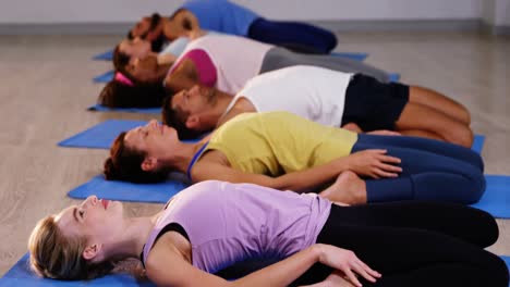 Grupo-De-Personas-Realizando-Yoga