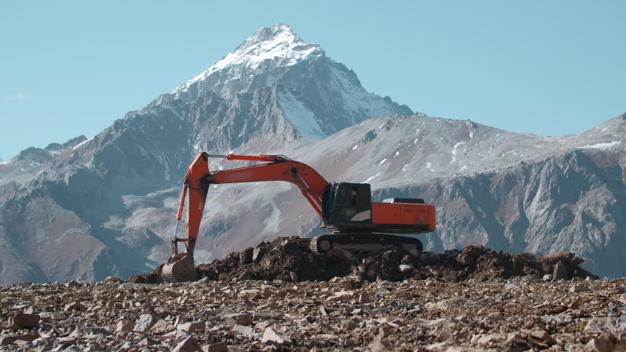 산악 지형에서 작업하는 발굴기