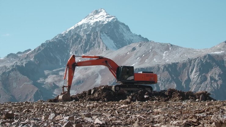 Escavatore in terreno montuoso