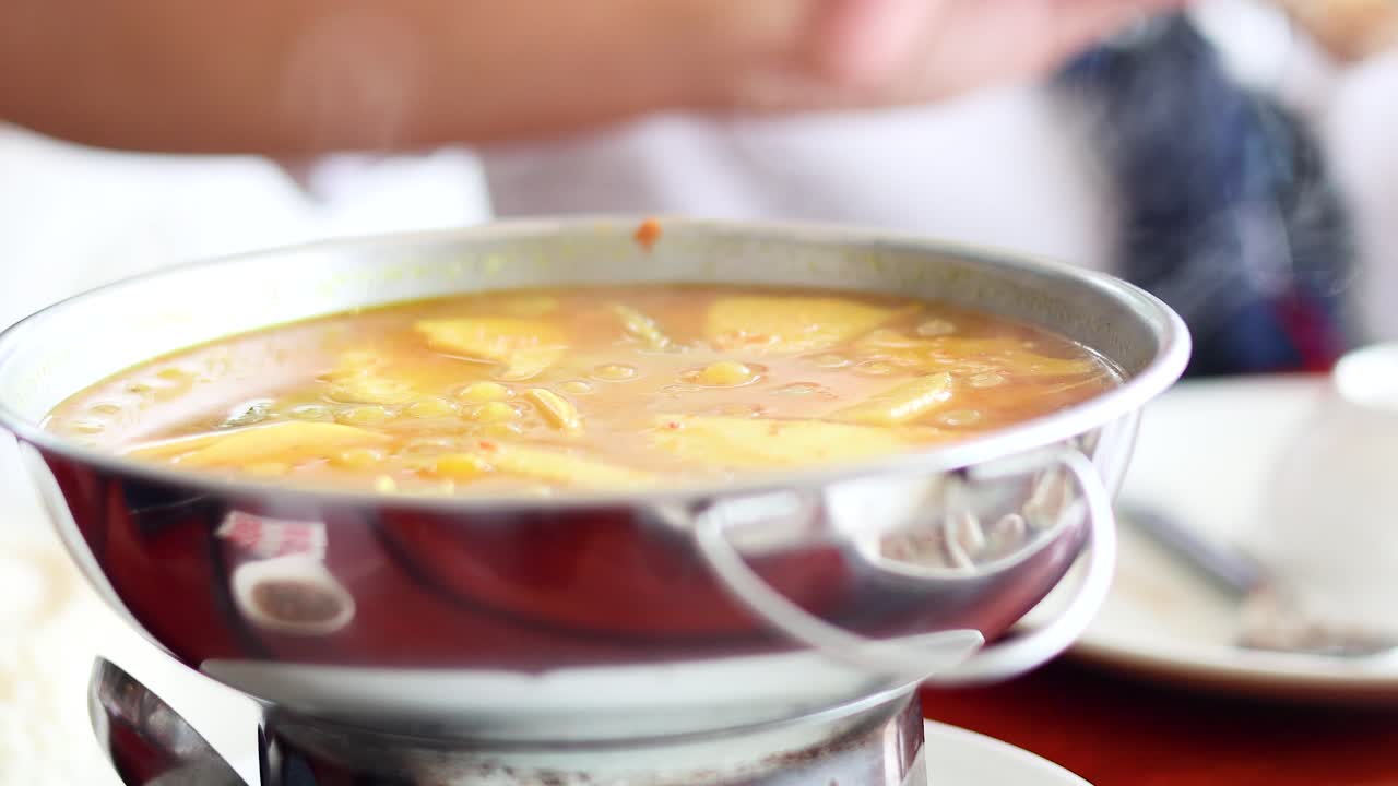 experiencia gastronómica con sopa picante del sur de tailandia