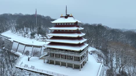 fotografía aérea de la pagoda en invierno